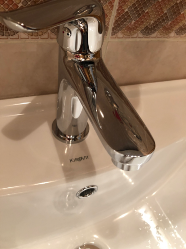 Установлена новая раковина, подключен смеситель, герметично закреплены все соединения, проверена система на отсутствие протечек, обеспечена функциональность и эстетичность.