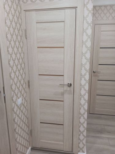 Установлена новая створка, закреплены петли, врезана ручка, отрегулированы зазоры, проверена плавность хода, завершена отделка наличниками, обеспечена надежная фиксация конструкции.