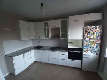 Установлены шкафы, закреплены фасады, смонтирована столешница, подключена техника, установлена мойка, врезана варочная панель, закреплены ручки, выполнена подгонка элементов.