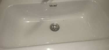 Установка раковины с тумбой