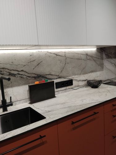 Сборка и установка кухонного каркаса Установка столешницы HPL Установка и подключение подстольной мойки