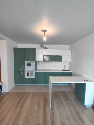 Установлена столешница из искусственного камня, аккуратно подогнана по размерам, закреплена на кухонных шкафах, выполнены вырезы для мойки и варочной панели, обработаны швы.