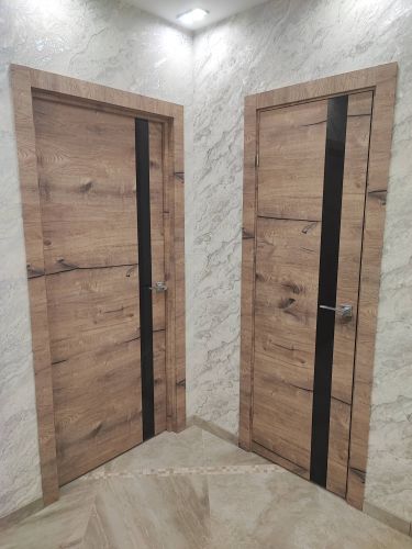 Установлен замок в деревянную дверь: выполнено точное сверление, закреплён механизм, вырезано посадочное место, установлены ручки, проверена функциональность, отрегулировано закрывание.