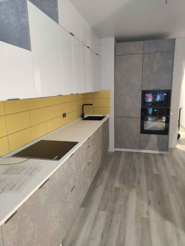 Установлена новая столешница из искусственного камня, выполнены вырезы под варочную панель и мойку, поверхность тщательно выровнена и закреплена, швы обработаны герметиком.