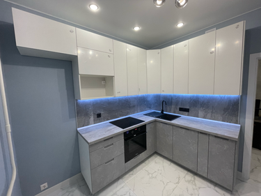 Установлены шкафы, навесные модули, вмонтирована столешница, подключена мойка, смонтирована варочная панель, выполнена подсветка. Завершена отделка фартука, произведена регулировка дверей.