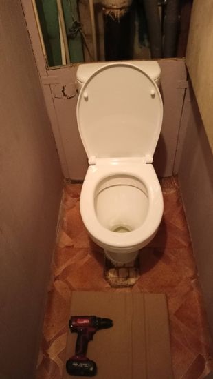 Установлено новое сантехническое оборудование, подключено к водопроводу, проверена герметичность соединений, выполнена фиксация на полу, произведена уборка рабочего места.