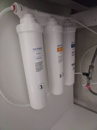 Установка проточного фильтра под мойку