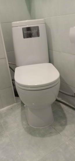 Установлено сантехническое оборудование, подключены коммуникации, выполнено крепление к полу, проверена герметичность соединений, обеспечена функциональность, завершена отделка.