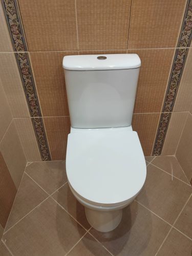 Установлен новый напольный унитаз, подключен к водопроводу и канализации, проверена герметичность соединений, выполнена регулировка бачка, произведена уборка рабочей зоны.