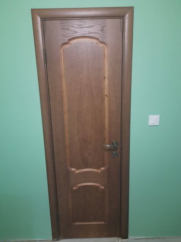 В деревянной створке выполнено отверстие, установлено запорное устройство, закреплены ручки. Все элементы надежно зафиксированы, обеспечена плавная работа механизма.