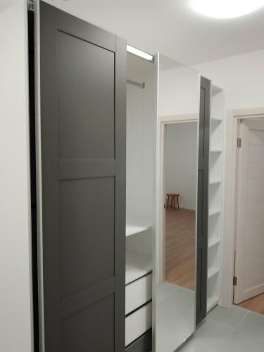 Сборка и установка настенной вешалки