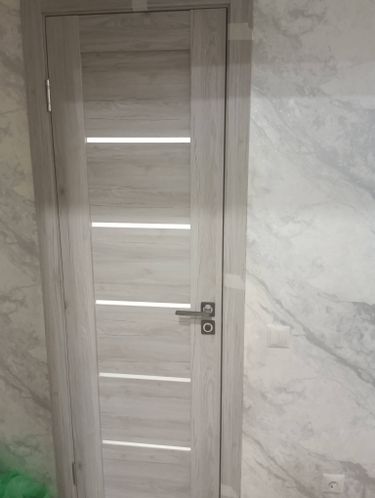 Выполнена установка замка в дверь. Создано отверстие, закреплён механизм, установлены ручки. Проверена работоспособность, обеспечена плавность закрытия.