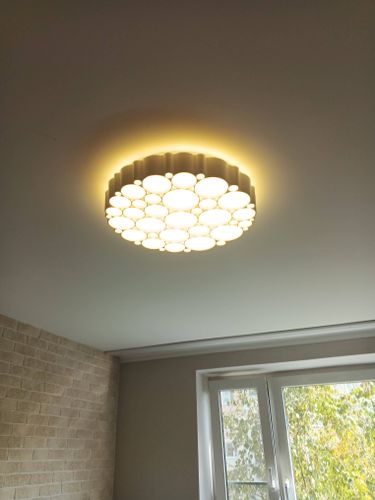 Установлено новое осветительное устройство на потолке, подключены провода, проверена работа. Светильник надежно закреплен, обеспечивает равномерное освещение комнаты.