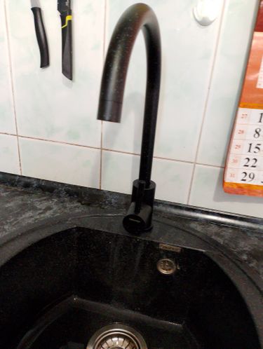 Установлен новый кухонный кран, заменены соединения, проверена герметичность, устранены протечки, обновлены крепления, обеспечена надежная фиксация, восстановлена функциональность.