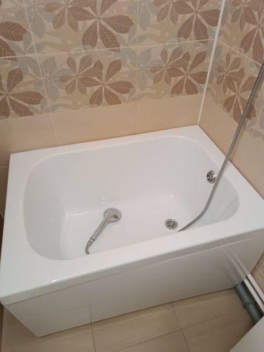 Выполнен монтаж чугунной ванны: установлена, подключена к водопроводу и канализации, герметизированы стыки, проверена герметичность, закреплены элементы, проведена финишная отделка.