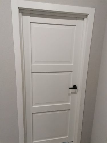 Установлен новый замок на белую дверь. Выполнены точные вырезы, закреплены ручки, обеспечена плавная работа механизма. Завершено аккуратно, без повреждений поверхности.