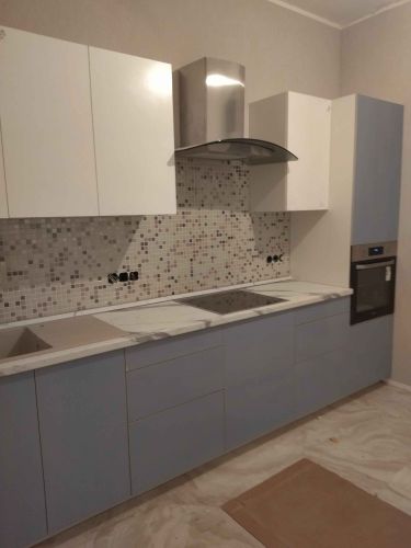 Установлены шкафы, закреплена столешница, вмонтирована раковина, подключена варочная панель, смонтирована вытяжка, встроена духовка. Завершена отделка фартука плиткой.