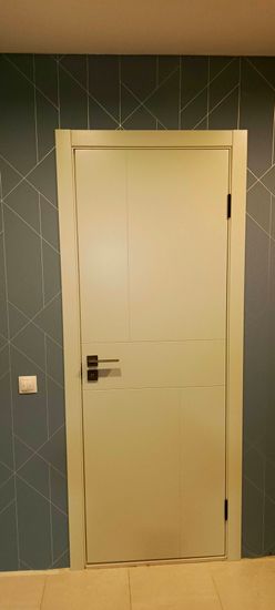 Выполнена установка замка в деревянную дверь: вырезано отверстие, закреплен механизм, установлены ручки и защелка, проверена работоспособность. Дверь закрывается плавно и надежно.