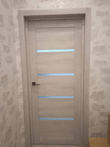 Установлен замок в деревянную дверь: выполнено сверление, вырезано углубление, закреплены механизмы, проверена работа ручки и защелки, обеспечена плавная фиксация и закрытие створки.