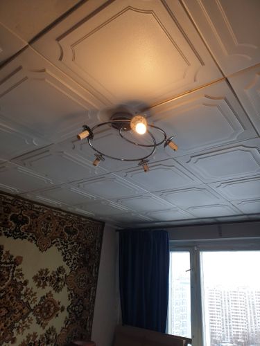 Установлено осветительное устройство на потолок, подключены провода, проверена работа лампочек, обеспечена надежная фиксация, выполнена регулировка высоты, протестировано освещение.