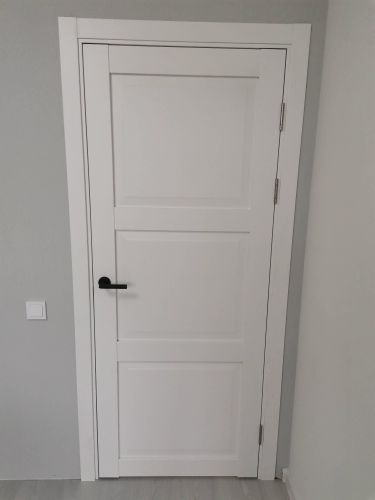 Установлен запорный механизм в деревянное полотно, аккуратно выполнено отверстие, закреплены ручки, проверена работоспособность, всё функционирует безупречно.