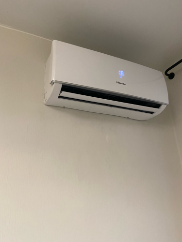 Изображение кондиционера на стене. Проведена диагностика, устранение неполадок, замена фильтров, проверка хладагента, восстановление функций, тестирование работы устройства.