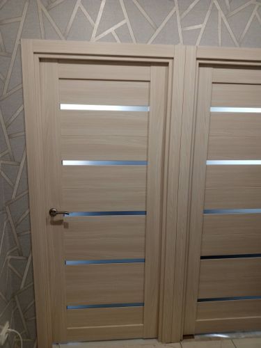 Установлена новая створка, закреплена коробка, врезаны петли, навешено полотно, прикреплена ручка, отрегулированы зазоры, выполнена отделка наличниками, проверена плавность открывания.