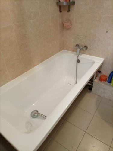 Выполнена замена водопроводных труб в ванной комнате, установлены новые соединения и фитинги, проверена герметичность системы, восстановлена облицовка стен, проведена уборка помещения.