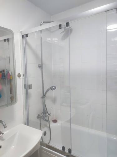 Установлен новый кран на кухне, подключены водопроводные трубы, проверена герметичность соединений, устранены протечки, обновлены крепления, обеспечена надежная фиксация и функциональность устройства.