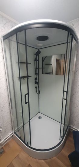 Установлена современная душевая конструкция с гидромассажем. Подключены все коммуникации, закреплены стеклянные панели, смонтированы полки и дверцы, проверена герметичность соединений.