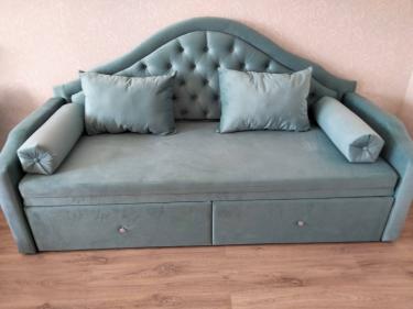 Собран диван: установлены спинка, подлокотники, подушки, закреплены все элементы, проверена устойчивость конструкции, выдвижные ящики на месте, завершена финальная проверка качества.