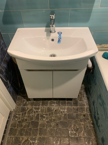 Установлена раковина с тумбой, подключены трубы для подачи воды, смонтирован смеситель, обеспечен слив, выполнена укладка плитки на стенах и полу.