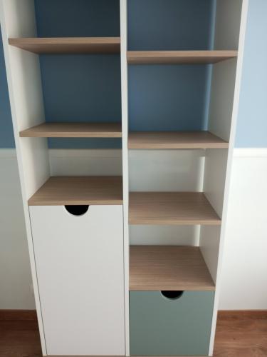 Собран стеллаж: установлены полки, закреплены боковые панели, добавлены выдвижные ящики. Конструкция устойчива, готова к использованию.