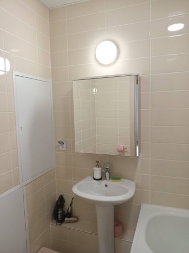 Установлен зеркальный шкаф в ванной комнате, закреплён на стене над раковиной. Проведена точная разметка, просверлены отверстия, использованы крепежи для надёжной фиксации.