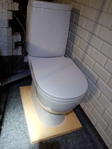 Проведена установка распределительного узла для водоснабжения. Завершены работы по подключению трубопроводов, обеспечивающих распределение воды. Система готова к эксплуатации.