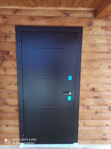 Установлена металлическая дверь: произведён монтаж коробки, закреплены петли, установлено полотно, врезаны замки, проверена работоспособность, проведена регулировка, завершена отделка откосов.
