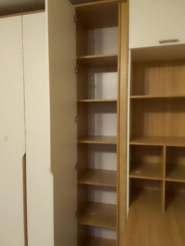 Собрана конструкция с полками и дверцами, обеспечивающая удобное хранение вещей. Установлены крепления, отрегулированы элементы для надежности и функциональности.