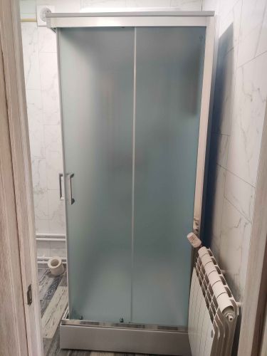 Установлена душевая конструкция с низким поддоном, закреплены стенки, смонтированы двери, подключены коммуникации, проверена герметичность, завершена отделка, произведена окончательная проверка.