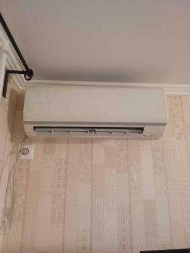 Проведена замена трубопровода, устранены утечки, восстановлена герметичность, проверена система на работоспособность, выполнена заправка фреоном, протестирована эффективность охлаждения.