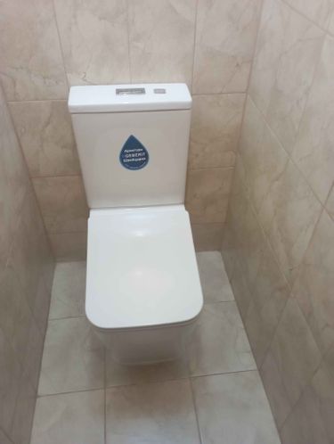 Установлен новый унитаз, заменена арматура, проверена герметичность соединений, отрегулирован слив, проведена чистка поверхности, устранены протечки, обновлены крепления.