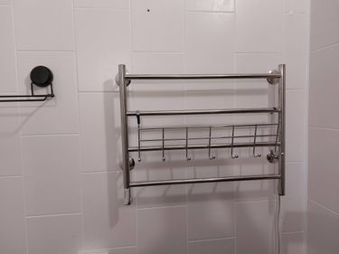 Закреплён прибор на стене, подключён к сети, проверена работоспособность, обеспечена безопасность, проведены испытания, завершены финальные настройки, убран рабочий мусор.