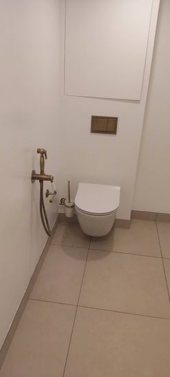 Установлен новый запорный механизм, обеспечивающий надежное функционирование системы. Проведены работы по демонтажу старого элемента и монтажу обновленного устройства.