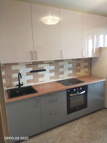 Установлены шкафы, закреплены фасады, смонтирована столешница, подключена мойка, встроена варочная панель и духовой шкаф, установлены ручки, выполнена укладка фартука.