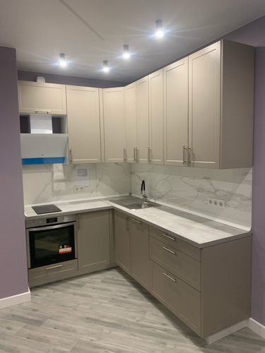 Изготовлены и установлены новые панели для кухонных шкафов. Подогнаны по размерам, выполнены аккуратные вырезы, обеспечена точная подгонка и установка. Завершено оформление фасадов.