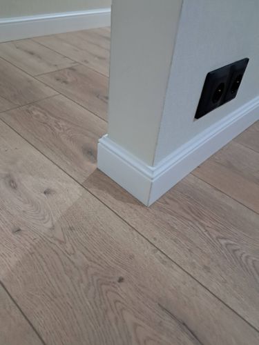 Монтаж полиуретанового/дюрополимерного/полистиролового плинтуса