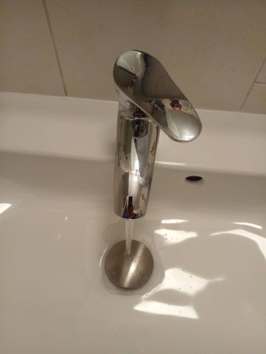 Установлено новое оборудование на раковину, подключены водопроводные трубы, проверена герметичность соединений, обеспечена стабильная подача воды, выполнена настройка температуры.