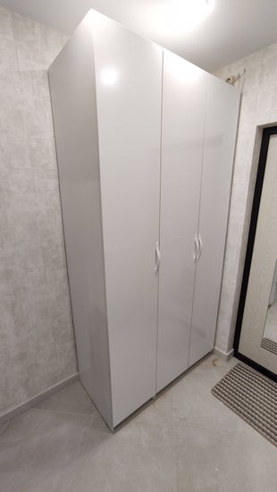 Установлена полка: произведено сверление стены, закреплены крепежи, проверена устойчивость, обеспечена надежность конструкции. Завершено аккуратное размещение, соблюдены все параметры.