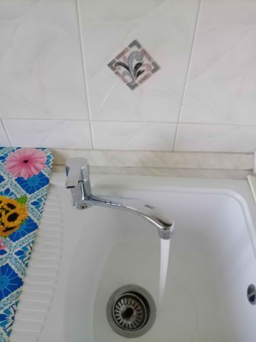 Выполнена установка нового крана на кухонной мойке. Демонтирован старый элемент, произведена герметизация соединений, проверена работа системы водоснабжения, обеспечена надежность.