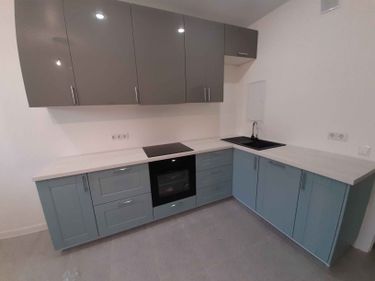 Установлены шкафы, закреплены фасады, смонтирована столешница, врезана мойка, подключена варочная панель и духовой шкаф, выполнена регулировка дверей и ящиков, установлены ручки.