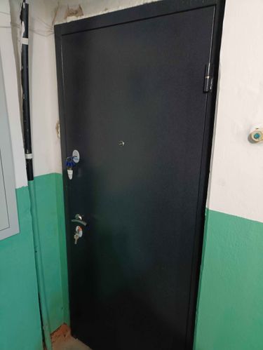 Выполнена отделка входной конструкции панелями из МДФ, улучшена звукоизоляция, обновлён внешний вид, обеспечена дополнительная защита, установлены новые элементы декора.